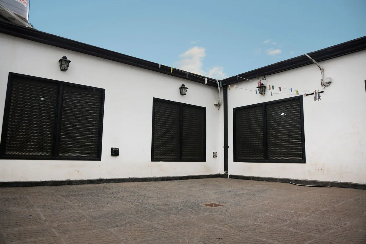 Casa 3 dormitorios en Venta, Los Hornos con Pileta foto 2