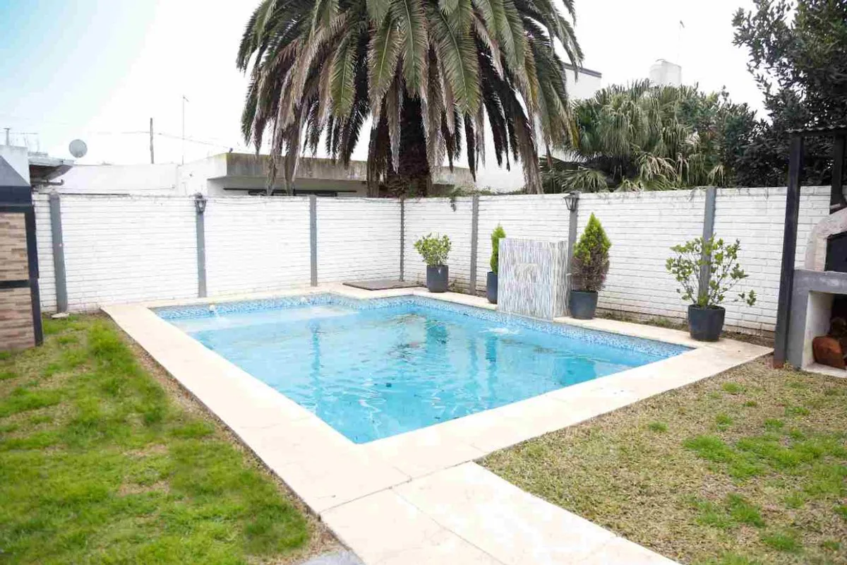 Casa 3 dormitorios en Venta, Los Hornos con Pileta foto 3