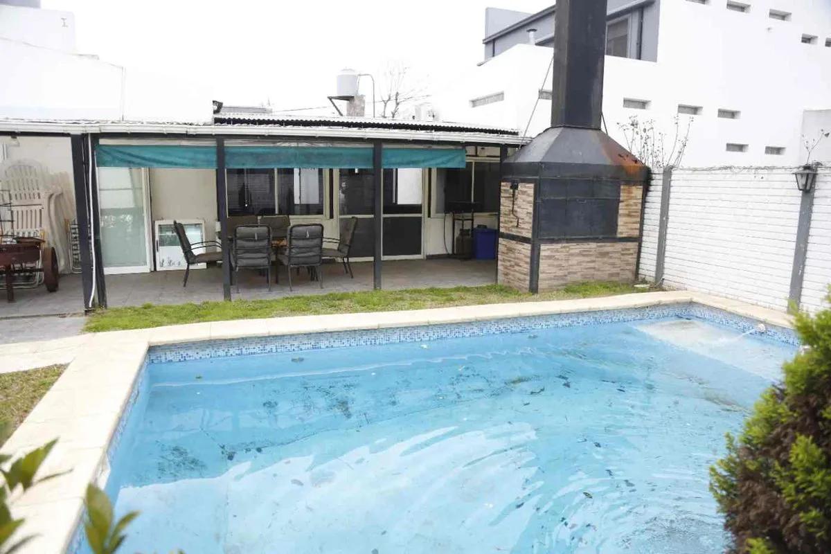 Casa 3 dormitorios en Venta, Los Hornos con Pileta foto 4