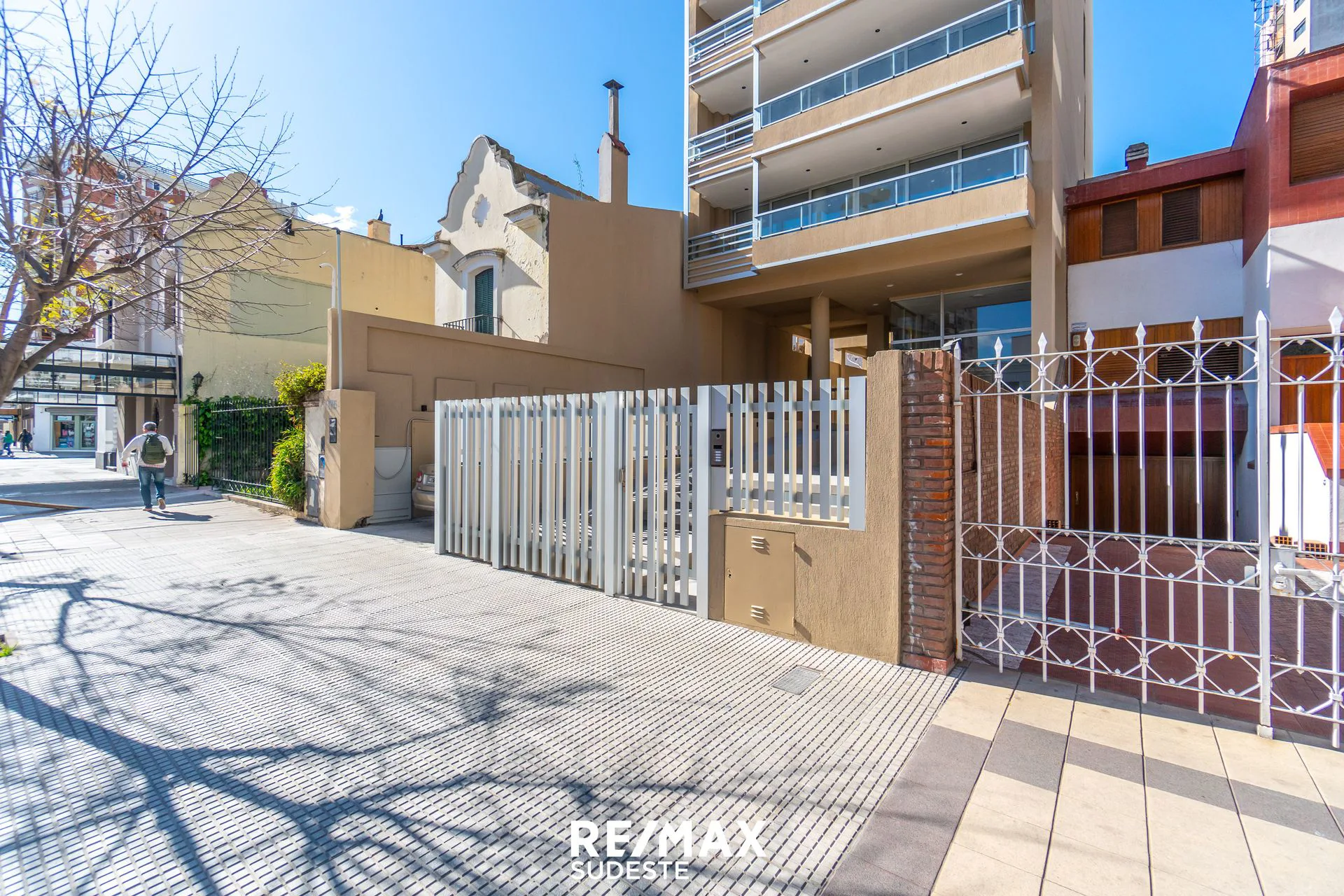 VENTA PISO 4 AMBIENTES C/ 2 COCHERAS SOBRE AV ALEM foto 5