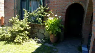 EXCELENTE PROPIEDAD DE  TRES AMBIENTES CON AMPLIO PATIO Y JARDIN MAS UN DEPARTAMENTO DE DOS AMBIENTES, TERRENO DE 10 POR 41 PARQUIZADO foto 2