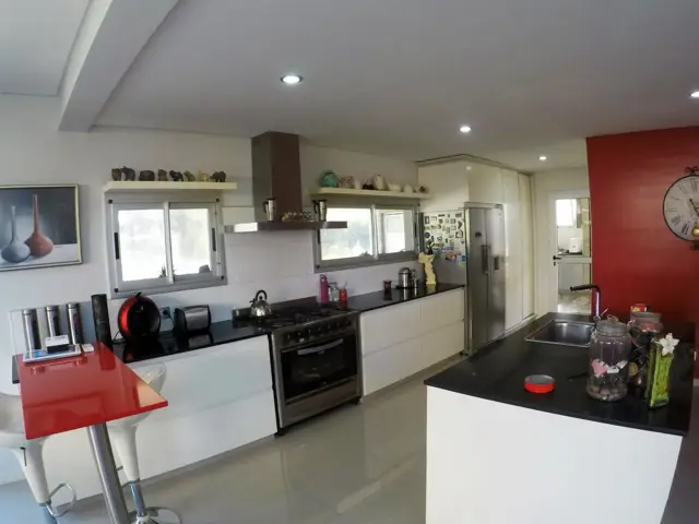 MODERNA CASA de 6 AMB. EN BARRIO CERRADO - PILAR DEL ESTE - BARRIO LOS JAZMINES