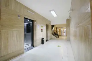 Venta Oficina + 2 cocheras en microcentro foto 3
