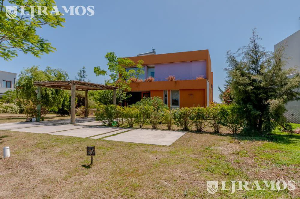 Casa sobre el lago en venta en el Barrio Vistas foto 2
