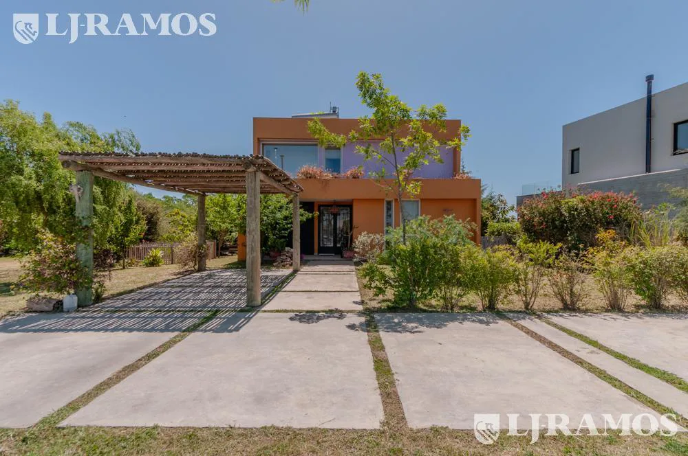 Casa sobre el lago en venta en el Barrio Vistas foto 3