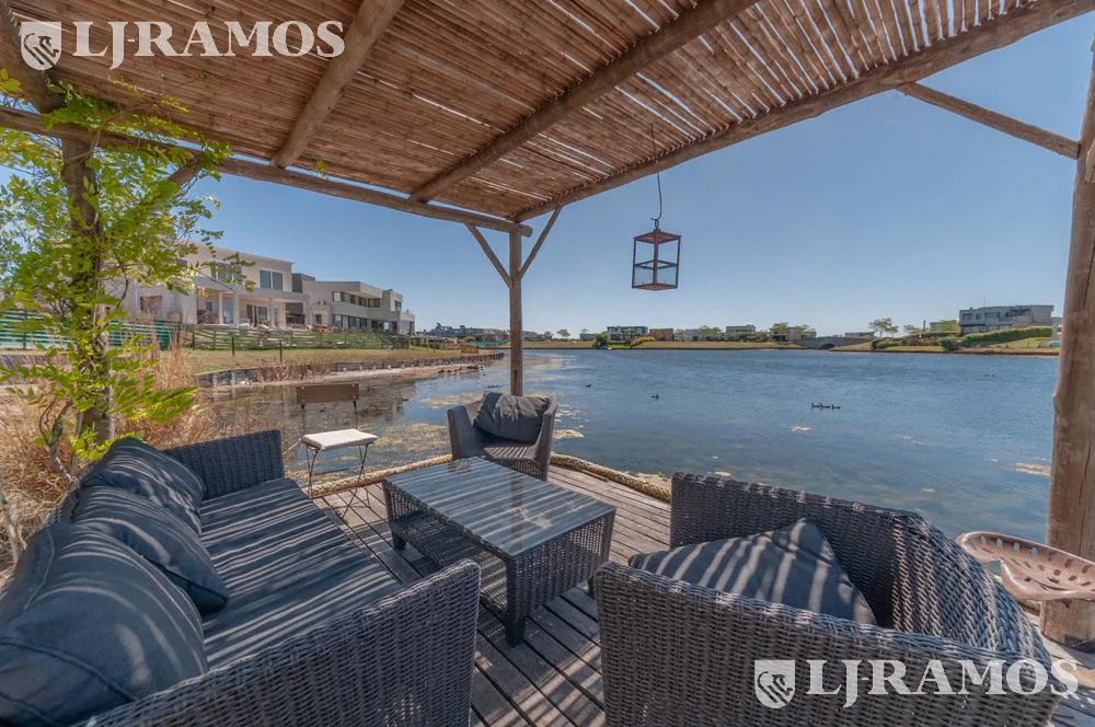 Casa sobre el lago en venta en el Barrio Vistas foto 4