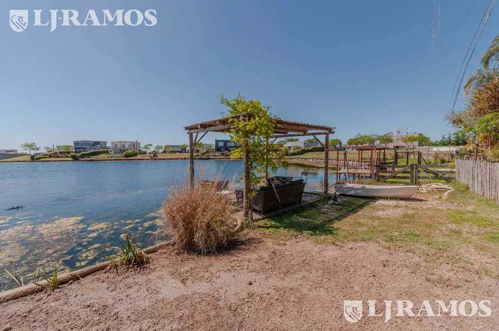 Casa sobre el lago en venta en el Barrio Vistas foto 5