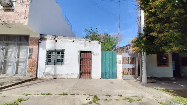 Venta de Terreno con construcción sobre avenida.-