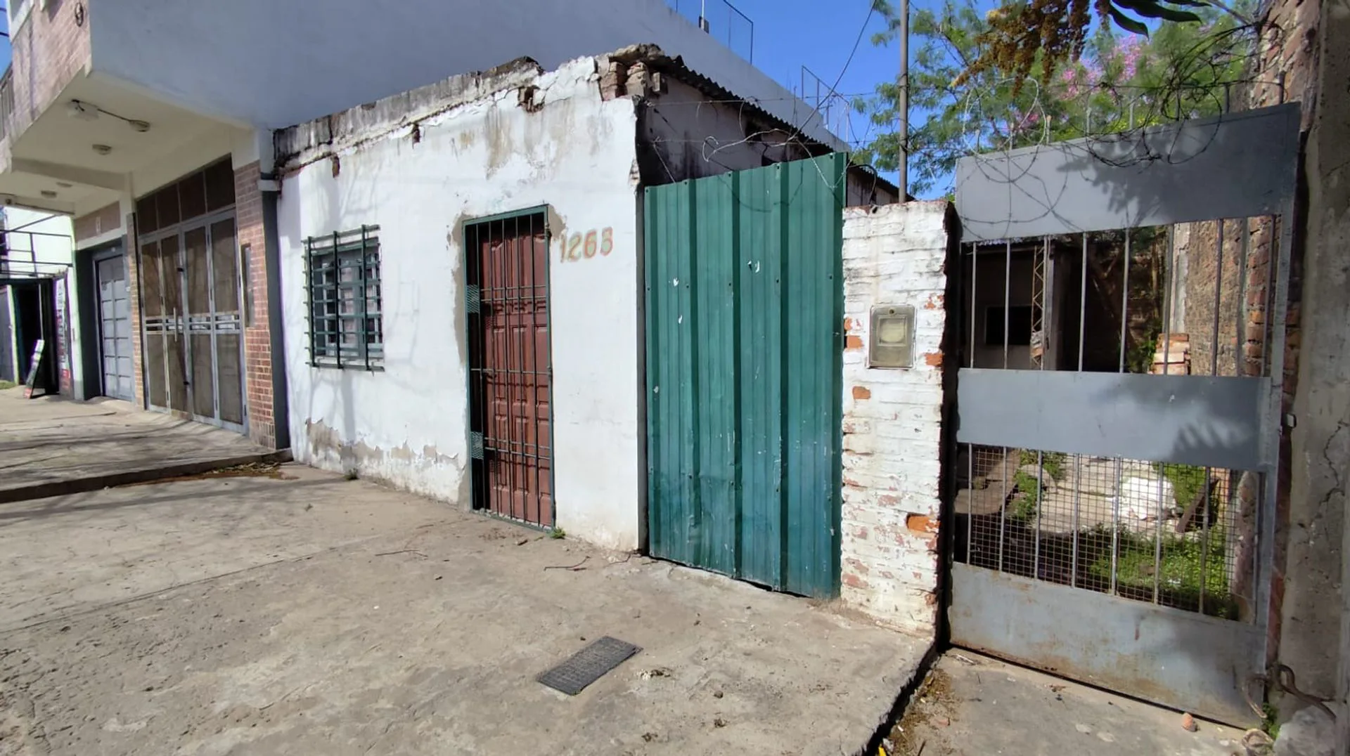 Venta de Terreno con construcción sobre avenida.- foto 2