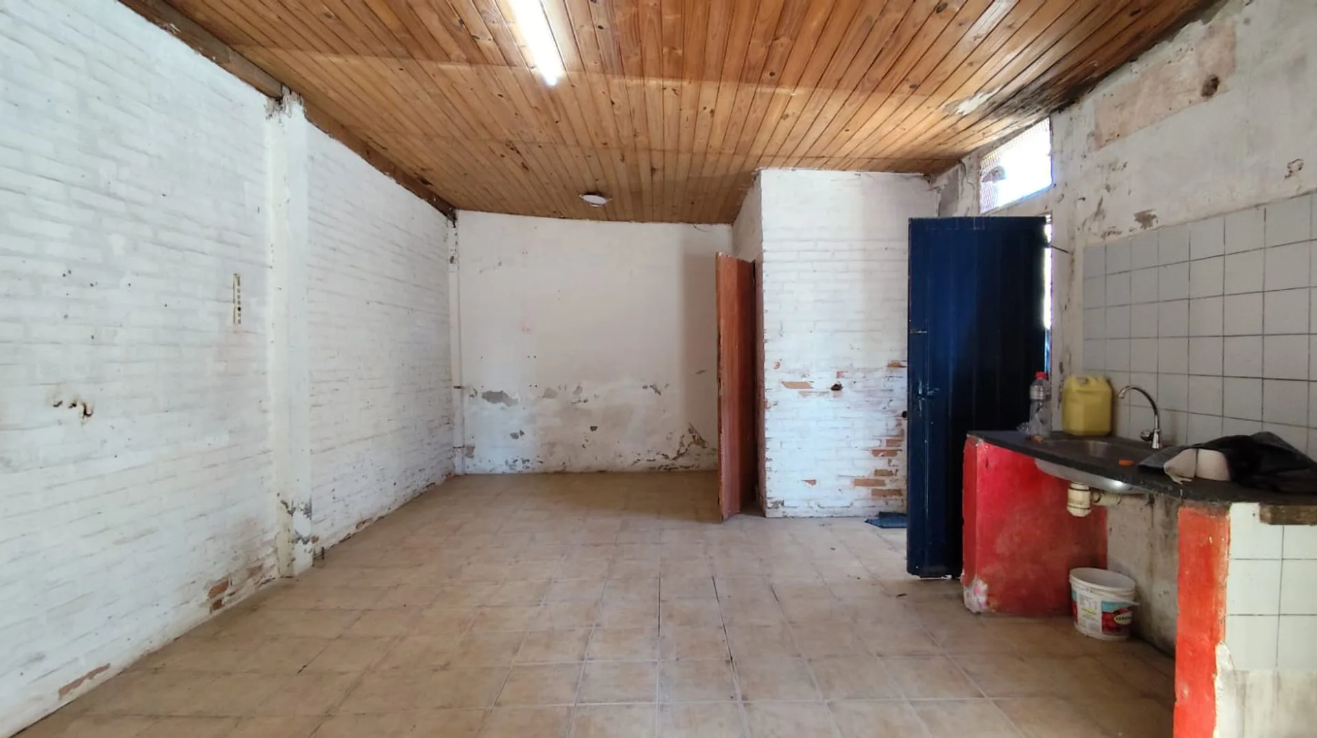 Venta de Terreno con construcción sobre avenida.- foto 3