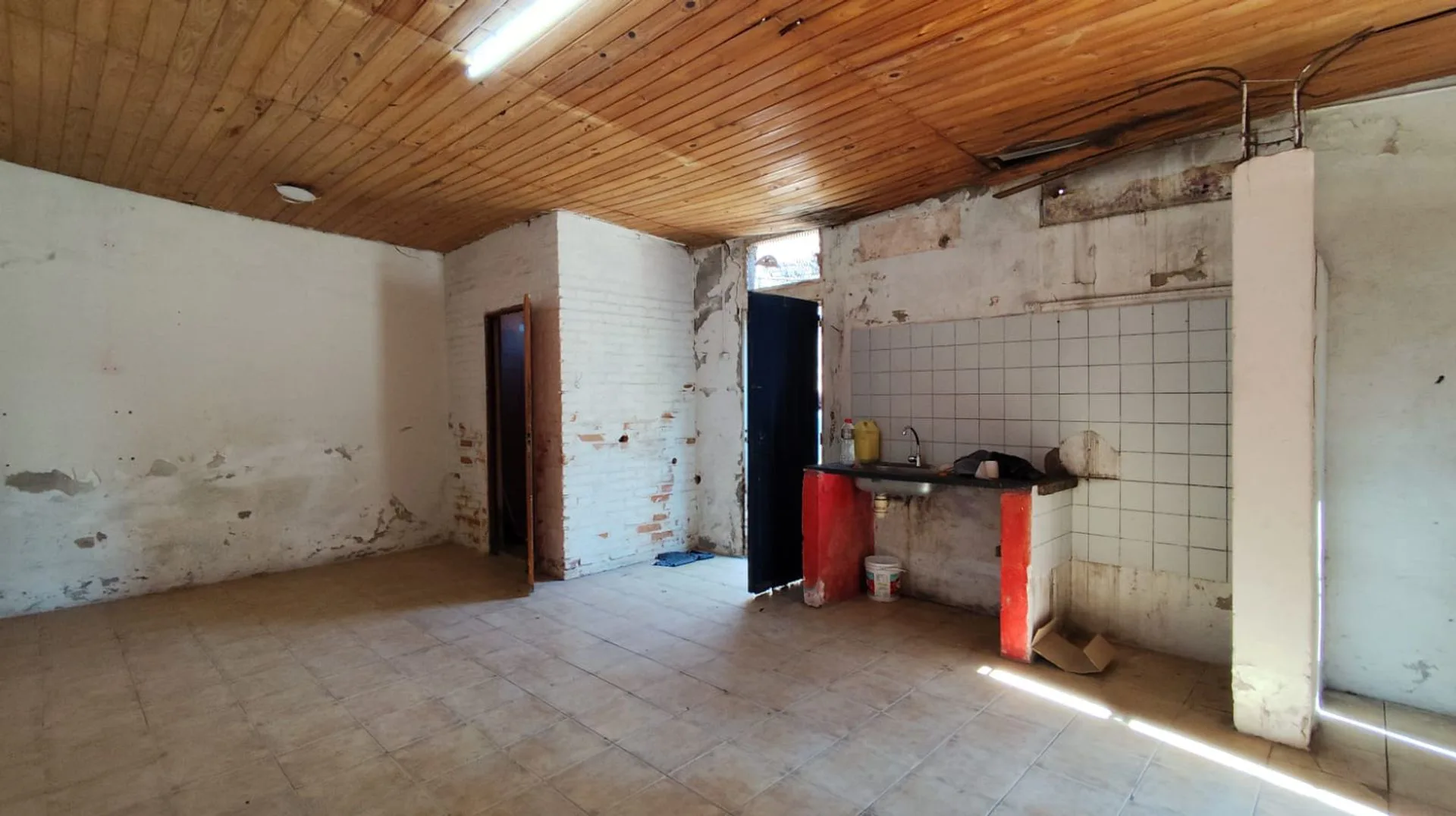 Venta de Terreno con construcción sobre avenida.- foto 4