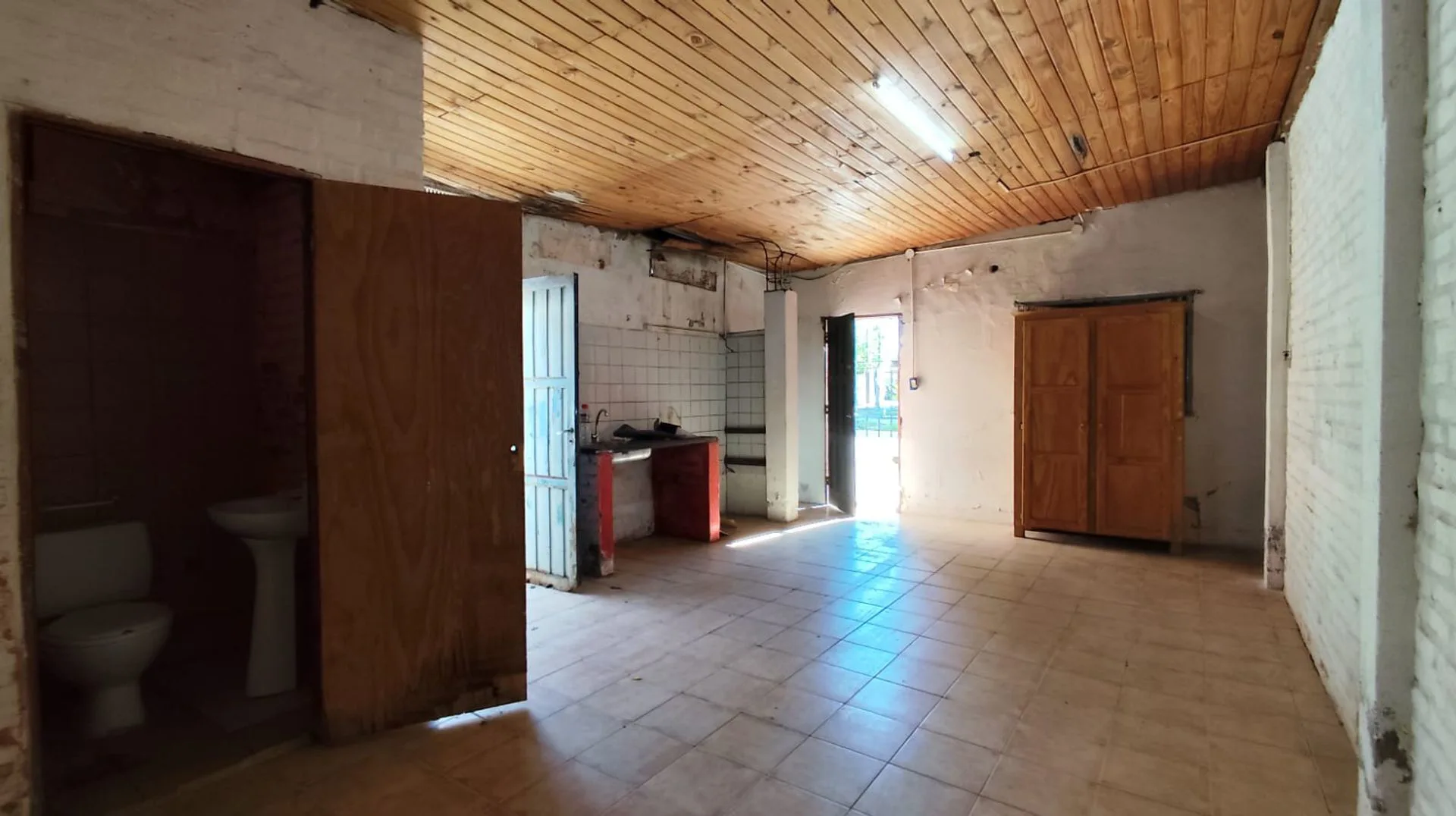 Venta de Terreno con construcción sobre avenida.- foto 5