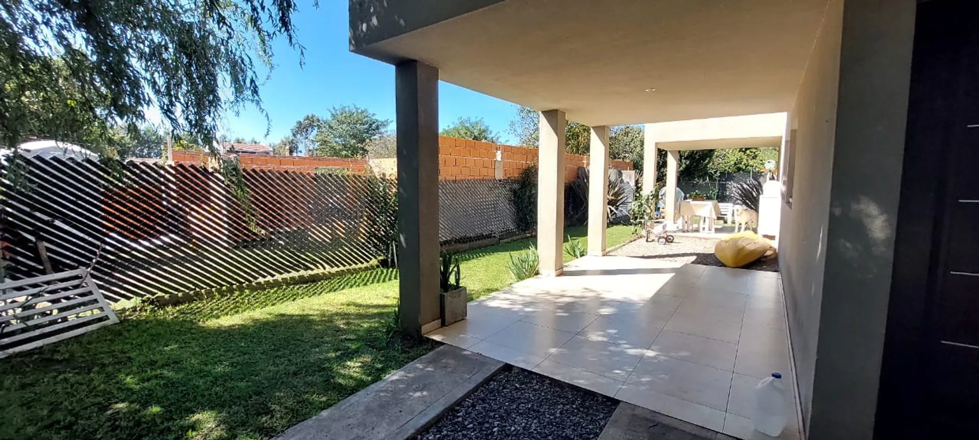 VENTA CASA 4 AMBIENTES CON GRAN PARQUE foto 2