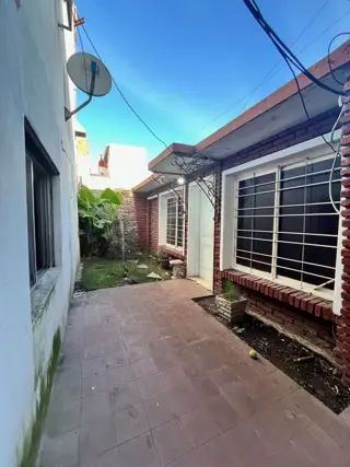 SE VENDE CASA A REFACCIONAR EN FLORES foto 4