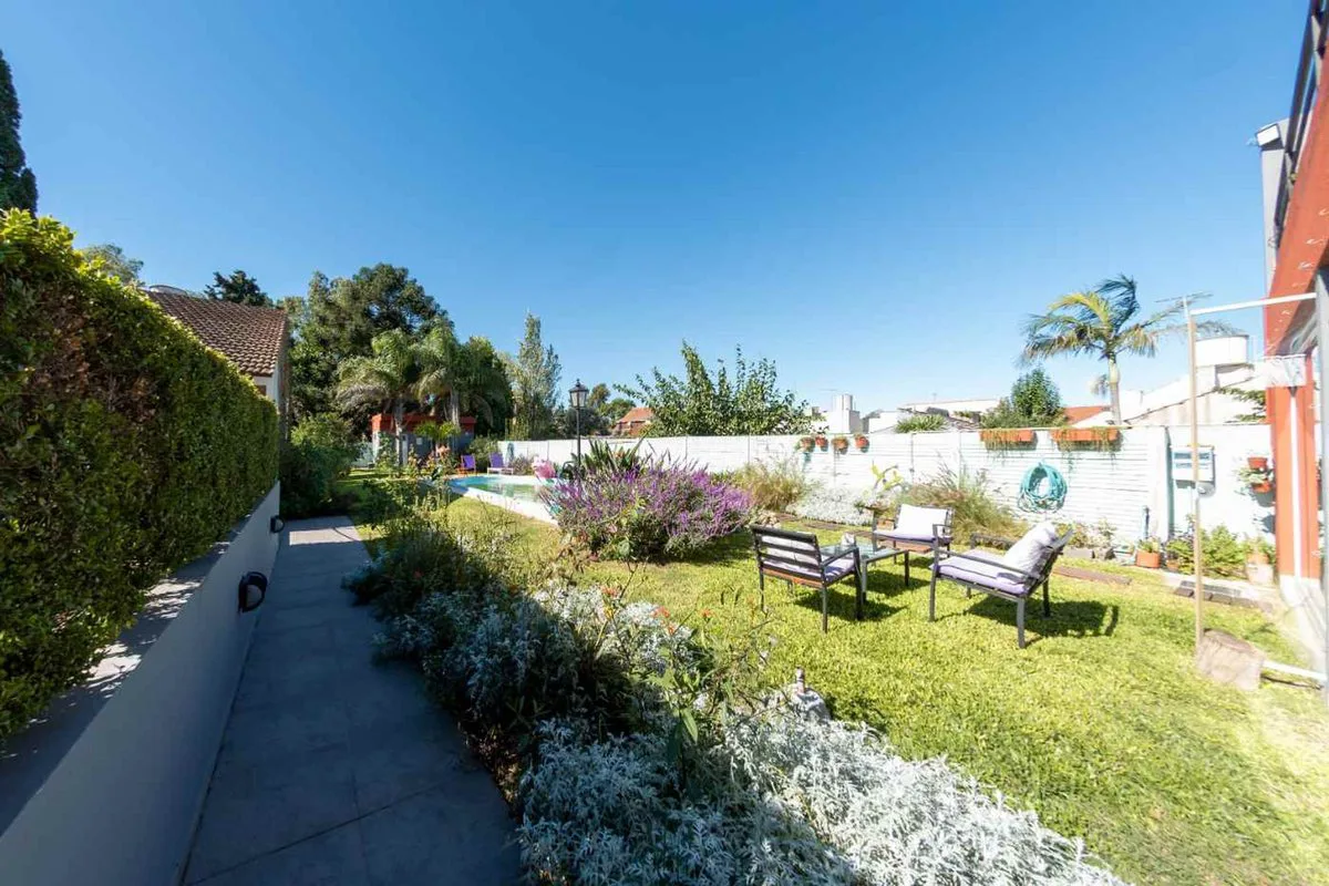 Venta Casa -545 M2- Centro- pileta- parque-Burzaco foto 2