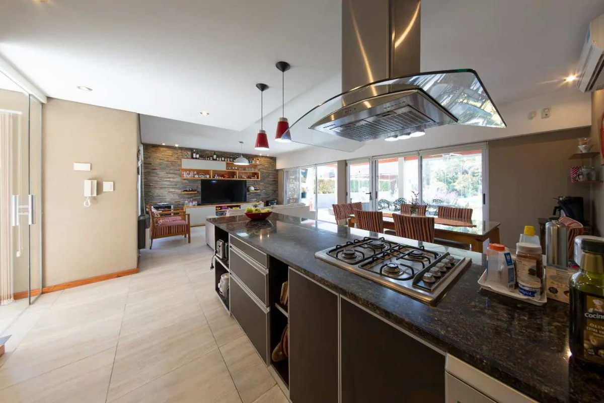 Venta Casa -545 M2- Centro- pileta- parque-Burzaco foto 3