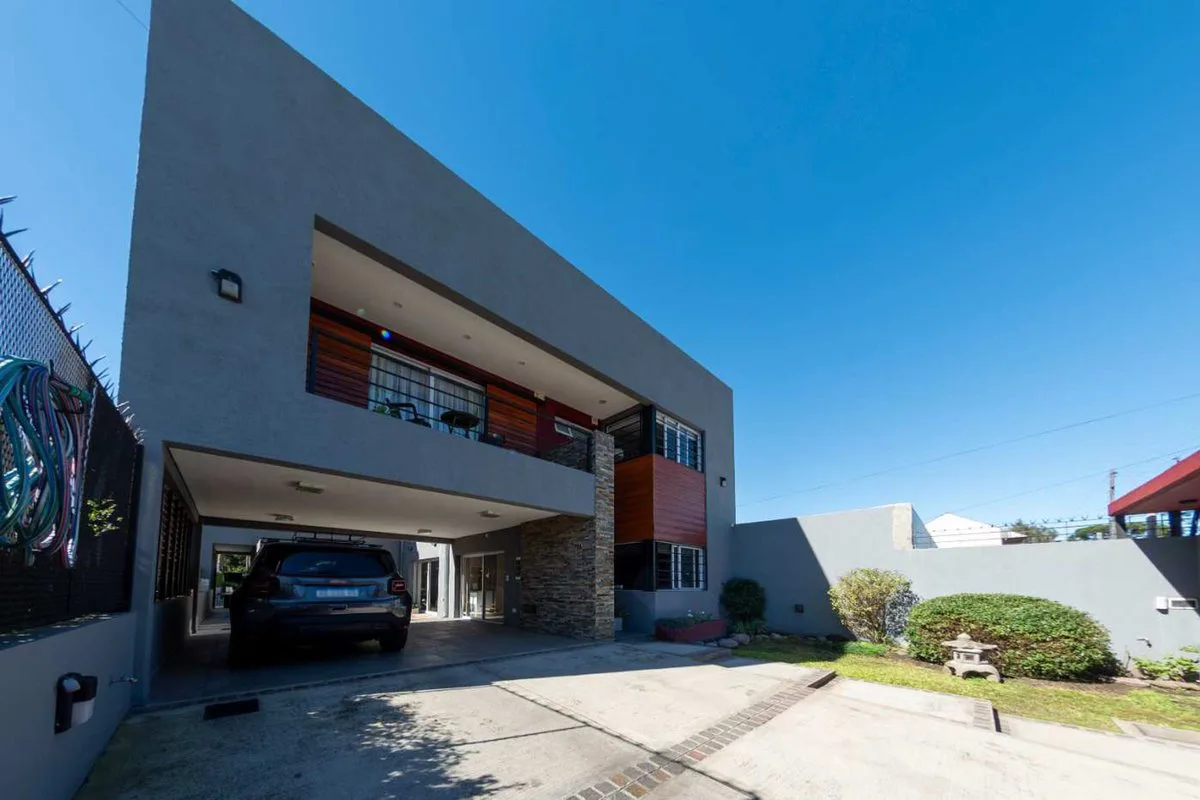Venta Casa -545 M2- Centro- pileta- parque-Burzaco foto 4