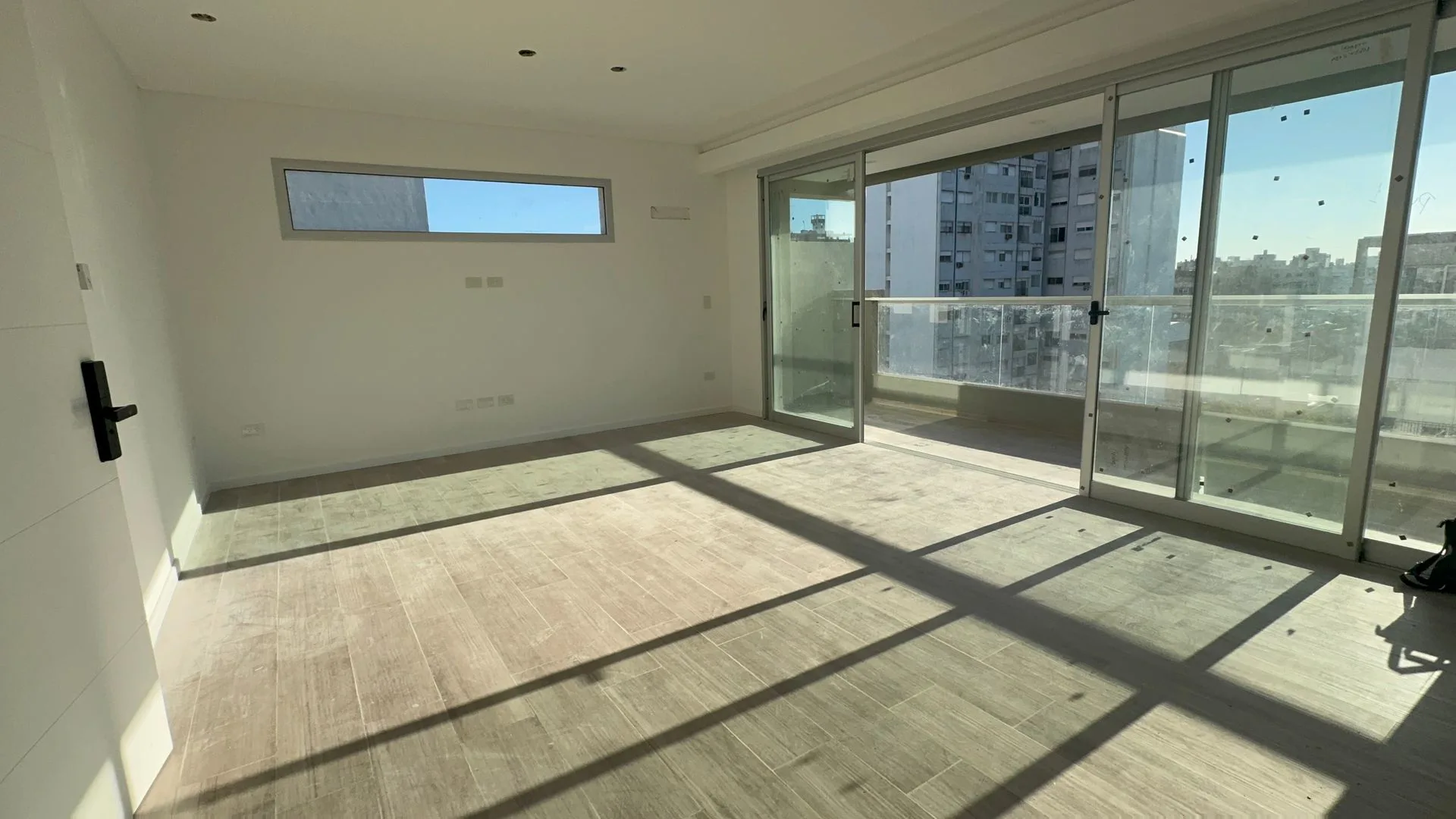 PISO DE CATEGORIA EN VENTA 2 DORMITORIOS Y COCHERA foto 2