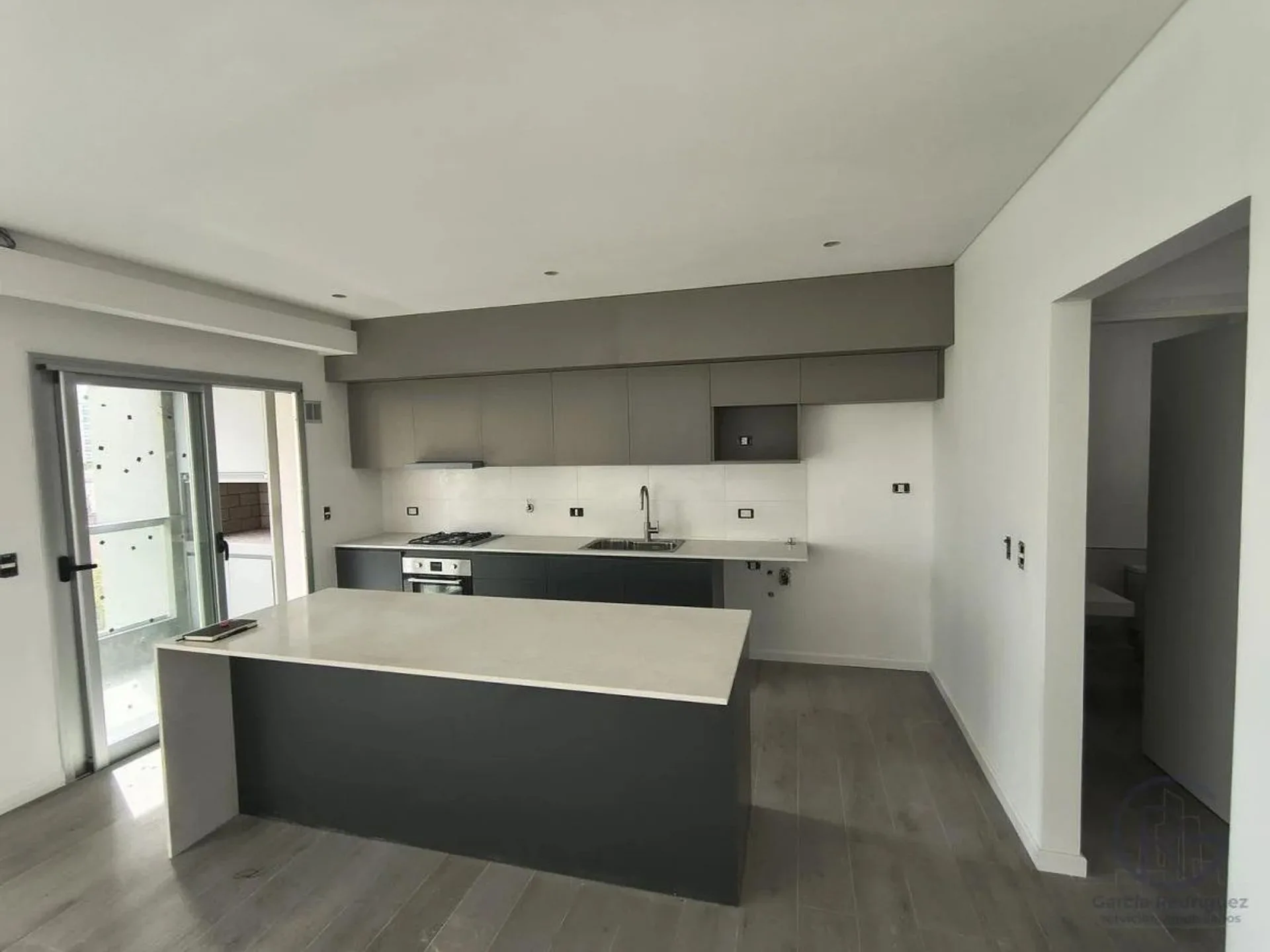 PISO DE CATEGORIA EN VENTA 2 DORMITORIOS Y COCHERA foto 3
