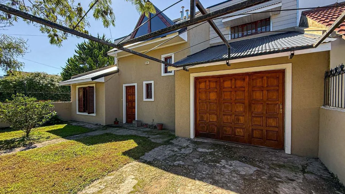 VENTA CASA 4 AMBIENTES CON PARQUE APTA CREDITO