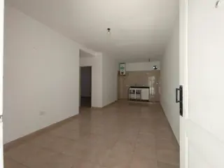 EXCELENTE DEPARTAMENTO DE 3 AMBIENTES EN PLANTA ALTA, AL FONDO, SOBRE AV. MARQUEZ foto 2