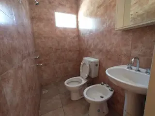 EXCELENTE DEPARTAMENTO DE 3 AMBIENTES EN PLANTA ALTA, AL FONDO, SOBRE AV. MARQUEZ foto 3