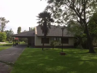 IMPECABLE CHALET DE 6 AMB SOBRE IMPORTANTE LOTE foto 1