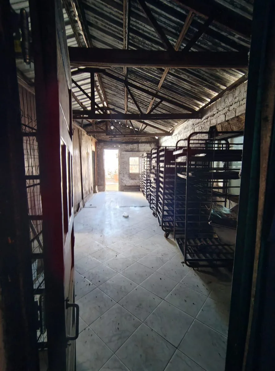 DEPARTAMENTO, TRES LOCALES Y GALPON A LA VENTA foto 3