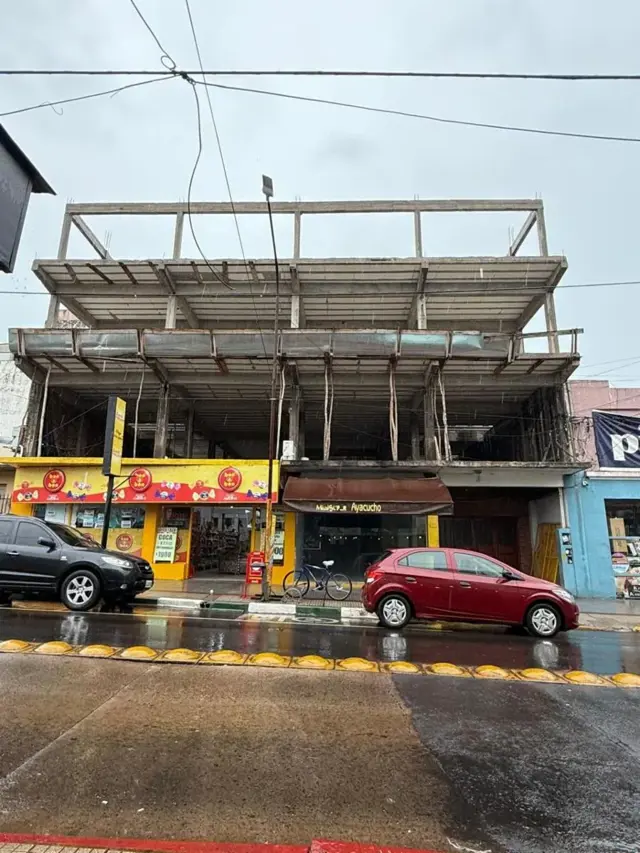 PROPIEDAD A LA VENTA CON LOCAL, VIVIENDAS Y ESTRUCTURA DE DOS PLANTAS A TERMINAR.... PLENO CENTRO IMPERDIBLE