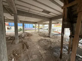PROPIEDAD A LA VENTA CON LOCAL, VIVIENDAS Y ESTRUCTURA DE DOS PLANTAS A TERMINAR.... PLENO CENTRO IMPERDIBLE foto 3