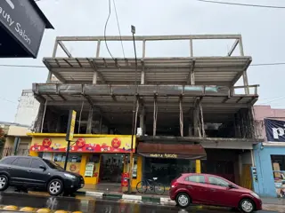PROPIEDAD A LA VENTA CON LOCAL, VIVIENDAS Y ESTRUCTURA DE DOS PLANTAS A TERMINAR.... PLENO CENTRO IMPERDIBLE foto 4
