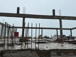 PROPIEDAD A LA VENTA CON LOCAL, VIVIENDAS Y ESTRUCTURA DE DOS PLANTAS A TERMINAR.... PLENO CENTRO IMPERDIBLE foto 5