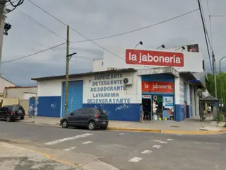GRAN LOCAL COMERCIAL DE 140 M² CUBIERTOS Y 95 M² DESCUBIERTOS UBICADO SOBRE AVENIDA PRESIDENTE PERÓN foto 2