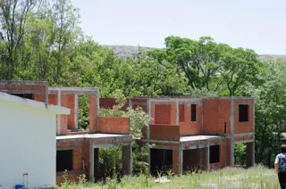 OPORTUNIDAD CASA MAS COMPLEJO A TERMINAR  EN UNA HERMOSA ZONA DE LA CIUDAD DE TANTI foto 5