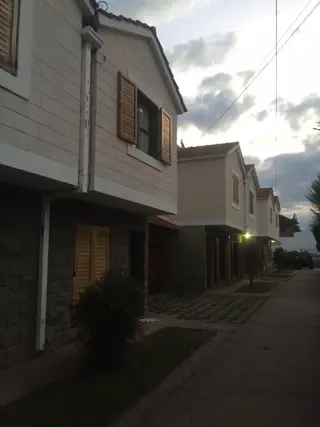 DEPTO EN COMPLEJO. CON PILETA. COCHERA Y ASADOR EXCLUSIVO. A 3 CUADRAS DEL LAGO SAN ROQUE EN BARRIO RESIDENCIAL foto 2