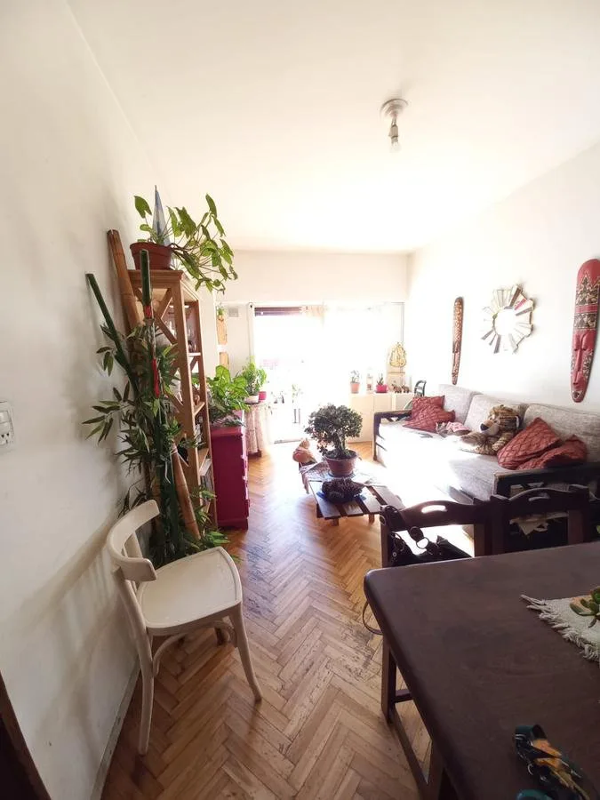 3 ambientes al frente, con balcon corrido y patio