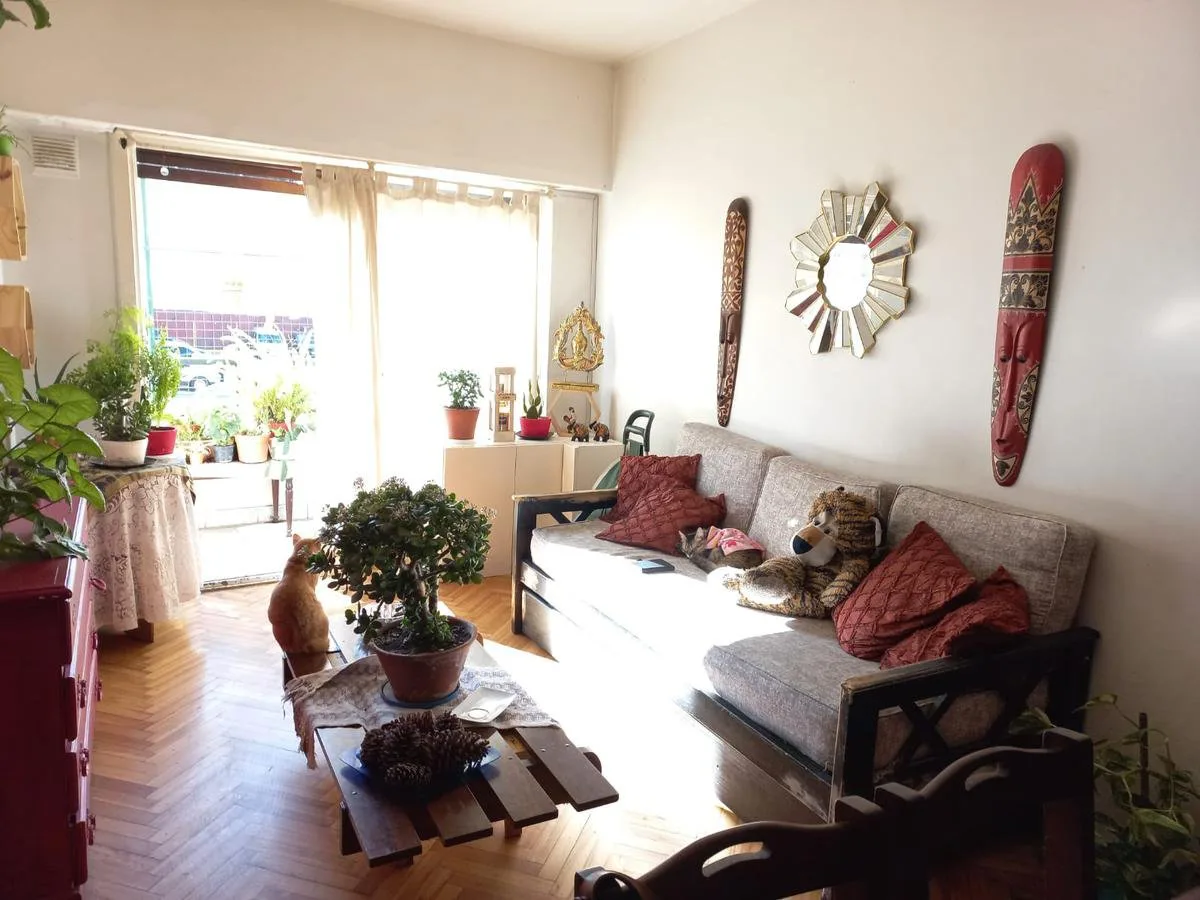 3 ambientes al frente, con balcon corrido y patio foto 3
