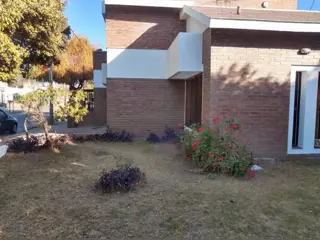 Alquiler Casa 3 dormitorios garage patio asador en Parque Capital Sud. foto 4