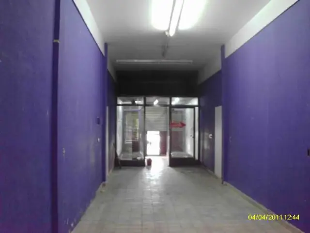 Tres local en centro comercial de Isidro Casanova