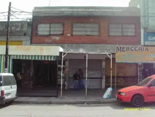 Tres local en centro comercial de Isidro Casanova foto 3