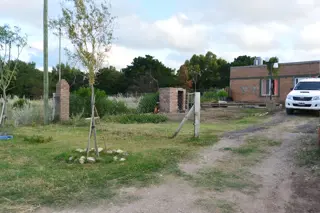 Casa de 2 dormitorios en Sauce Grande a una cuadra del mar (Balneario ubicado a 6 km de Monte) en zona arbolada ideal para relajarse y disfrutar de la foto 2