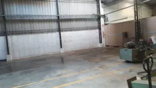 EXELENTE GALPON INDUSTRIAL DE 1.100 METROS CUADRADOS CON ESTACIONAMIENTO Y FUERZA MOTRIZ foto 2