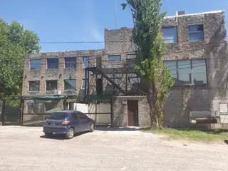 EXELENTE GALPON INDUSTRIAL DE 1.100 METROS CUADRADOS CON ESTACIONAMIENTO Y FUERZA MOTRIZ foto 3