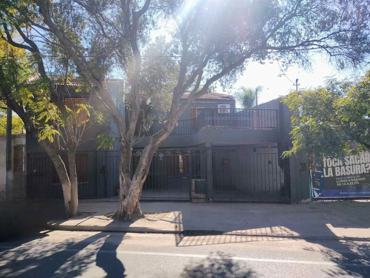 SE VENDE CASA DE 2 PLANTAS EN AV PTE CASTILLO 3468 foto 2