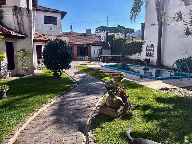 Casa imponente, piscina, cochera y 2 departamentos. de categoría. Óptimo para empresa