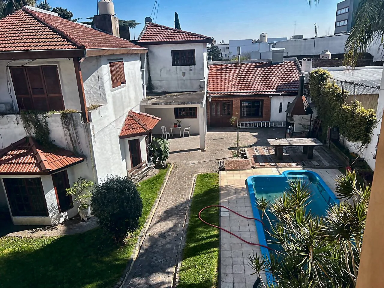 Casa imponente, piscina, cochera y 2 departamentos. de categoría. Óptimo para empresa foto 3