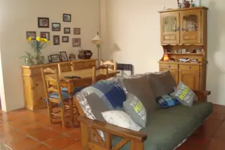 MARMOL : EXCELENTE PROPIEDAD DE ESTILO EN VENTA , TIPO LOFT 4 AMB.C/COCHERA Y JARDIN C/ PARRILLA. foto 5
