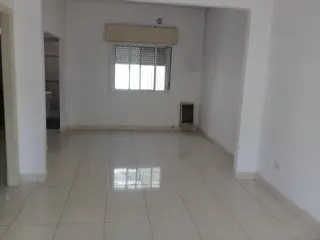 IMPECABLE DEPARTAMENTO DE 3 AMBIENTES AMPLIOS EN PLANTA ALTA. foto 2