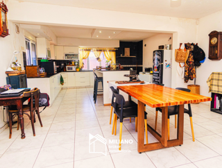 Casaquinta con Pileta, Cochera, galería con parrilla semi cubierta y terraza. foto 3