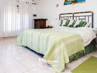 Casaquinta con Pileta, Cochera, galería con parrilla semi cubierta y terraza. foto 4